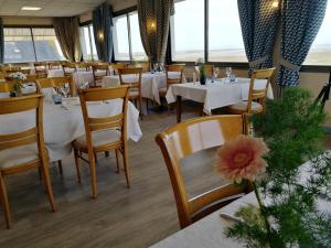 A restaurant or other place to eat at Logis Hôtel Le Bretagne