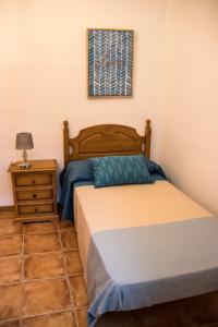 a bedroom with two beds and a nightstand with a lamp at Casa Rural Vista Bonita in Almodóvar del Río