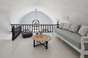 una sala de estar con un sofá y una mesa en Nano Suites, en Éxo Goniá