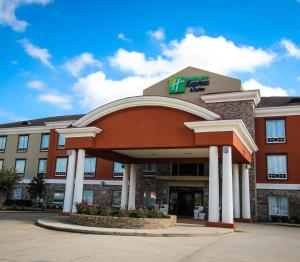 un bâtiment d'hôtel avec un panneau à l'avant dans l'établissement Holiday Inn Express Hotel & Suites Nacogdoches, an IHG Hotel, à Nacogdoches