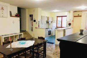 une cuisine et une salle à manger avec une table et des chaises dans l'établissement Torre San Giovanni, my cozy place..., à Potenza