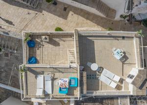 an overhead view of a house with a swimming pool at Dimore del TEMPO PERS0 Mare videre in Ostuni