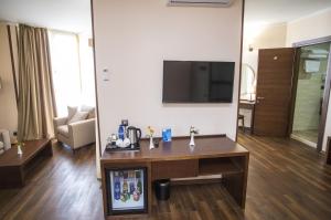 TV a/nebo společenská místnost v ubytování Hotel Corner Inn