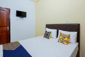 SPOT ON 2076 Hotel Stadion tesisinde bir odada yatak veya yataklar