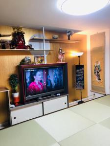 東京宜克布克羅塔卡哈斯米斯余克別墅電視和／或娛樂中心