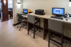 een bureau met een computer bij Staybridge Suites Omaha West, an IHG Hotel in Omaha