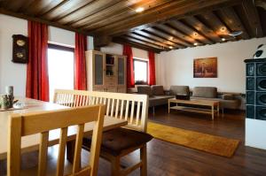 sala de estar con mesa y sofá en Ferienhaus Schnitzhof, en Abtenau
