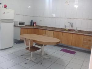 Virtuvė arba virtuvėlė apgyvendinimo įstaigoje Casarão com piscina e churrasqueira