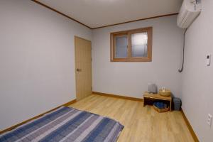 Postel nebo postele na pokoji v ubytování Guma Modern HanokStay