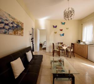 uma sala de estar com um sofá e uma mesa em Moonlight Apartments em Fira