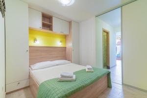 En eller flere senge i et værelse på Apartments Bosko - 30m from the sea with parking