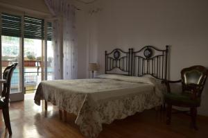 フィレンツェにあるIl Mandorlo B&Bのベッドルーム1室(ベッド1台、椅子2脚、窓付)
