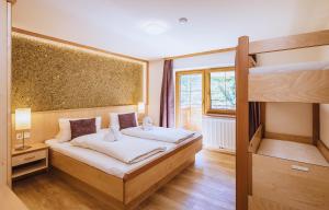 Łóżko lub łóżka w pokoju w obiekcie Panorama Hotel Guggenbichl - inkl Sommerkarte, einmaliger Eintritt ins Tauern Spa & bester Ausblick über Kaprun