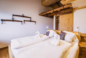 Łóżko lub łóżka w pokoju w obiekcie Panorama Hotel Guggenbichl - inkl Sommerkarte, einmaliger Eintritt ins Tauern Spa & bester Ausblick über Kaprun
