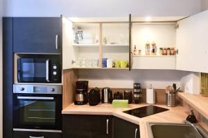A kitchen or kitchenette at Le Montferrat - 65m2 - 2 chambres - Rue de la Grotte - Hyper Centre