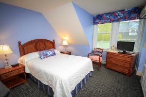 A bed or beds in a room at Harbour View Inn