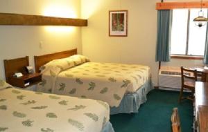 A bed or beds in a room at Cedar Grove Lodge