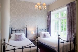 Un pat sau paturi într-o cameră la Maesmawr Hall Hotel