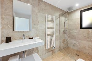 a bathroom with a sink and a shower at Hotel le Jardin d'Emile in Porticcio