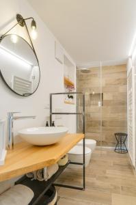 een badkamer met een wastafel en een spiegel bij Vinci16 in Bolzano
