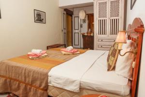 Uma cama ou camas num quarto em The Colonial Guest House