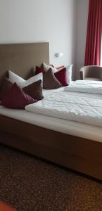 Ein Bett oder Betten in einem Zimmer der Unterkunft Hotel Victoria