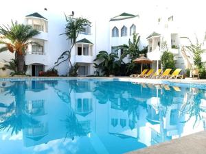 una vista del hotel desde la piscina en Hotel Djerba Orient en Mezraya