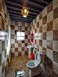 Vonios kambarys apgyvendinimo įstaigoje Canyon Rest House Jabal Shams