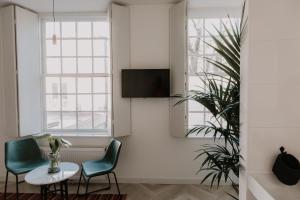a living room with a tv and a window at Brass in Utrecht