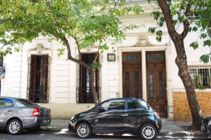 un coche negro estacionado frente a un edificio en Sabatico Suites en Buenos Aires