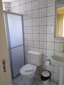 フロリアノポリスにあるPousada Vó Reginaのバスルーム(トイレ、洗面台付)