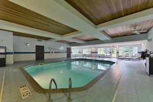 uma piscina no átrio do hotel com uma grande piscina em Holiday Inn Express St. Paul South - Inver Grove Heights, an IHG Hotel em Inver Grove Heights
