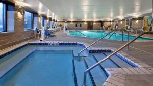 ein großer Pool in einem Hotelzimmer in der Unterkunft Holiday Inn Express Hotel & Suites Minneapolis - Minnetonka, an IHG Hotel in Minnetonka