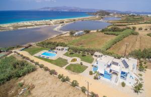 uma vista aérea de uma casa ao lado de uma praia em Agyra Studios em Agios Prokopios