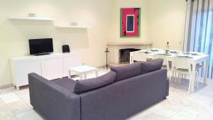 un salon avec un canapé et une table dans l'établissement Mouramar- Garagem, Piscina & Wifi, à Vilamoura