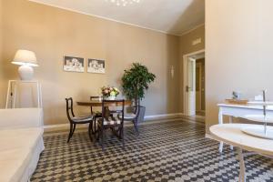 salon ze stołem i krzesłami w obiekcie BluLassù City Center Rooms w Cagliari