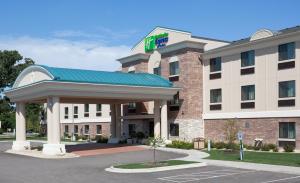 Holiday Inn Express & Suites Madison-Verona, an IHG Hotel في Verona: فندق مع شرفة امام مبنى