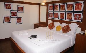 Letto o letti in una camera di Hotel Ramakrishna