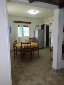 cocina y comedor con mesa y sillas en Casa Mar de Cobo en Mar de Cobo