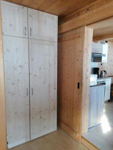 een kamer met witte kasten en een keuken bij Berghütte Franz'l in Aich