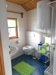 een badkamer met een toilet, een bad en een wastafel bij Berghütte Franz'l in Aich