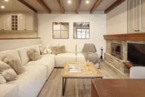 sala de estar con sofá blanco y chimenea en Val de Ruda Luxe 9 by FeelFree Rentals, en Baqueira Beret