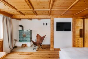 a bedroom with a fireplace and a bed and a television at Fernsicht Alpen-Apartments in Lech am Arlberg