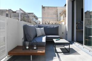 A seating area at ATHENS PHOS Brand New Loft in Historical Athens Historical Center