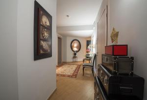 a hallway with a living room with a stove at Residenza Ca' degli Enzi in Verona