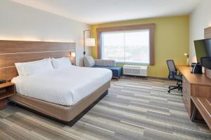 A bed or beds in a room at Holiday Inn Express - El Paso - Sunland Park Area, an IHG Hotel