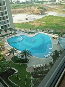 - une vue sur la piscine depuis un bâtiment dans l'établissement Vinhomes Skylake Apartment - by Bayhomes, à Hanoï