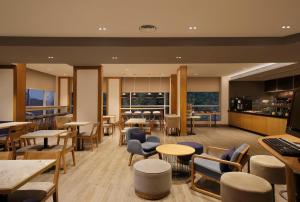 Holiday Inn Express Pune Pimpri, an IHG Hotel tesisinde lounge veya bar alanı