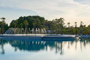 een boot in het water met een fontein bij Best Holiday Port Grimaud in Grimaud