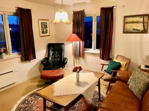 sala de estar con sofá, mesa y sillas en Salmon Lodge Lofoten, en Leknes